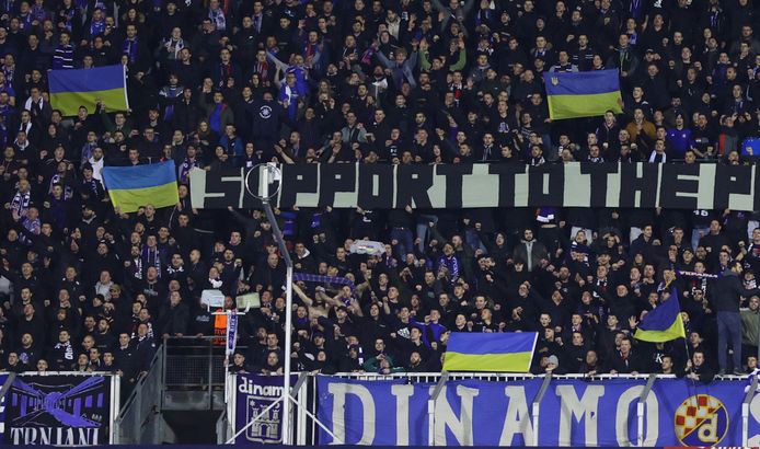 Supporters van Dinamo Zagreb staken Oekraïne donderdag tijdens hun duel met Sevilla een hart onder de riem.