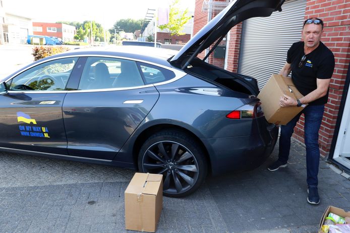 Peter Pijpelink rijdt in zijn Tesla elke twee weken naar de Poolse grens om hulpgoederen voor Oekraïne te brengen en vluchtelingen mee terug te nemen.