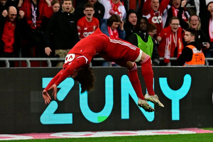 Marlon Fossey vierde zijn doelpunt met een zesvoudige salto.