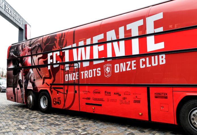 De Noaberbus werd gisteren bij Deventer bekogeld volgens de supportersclub.