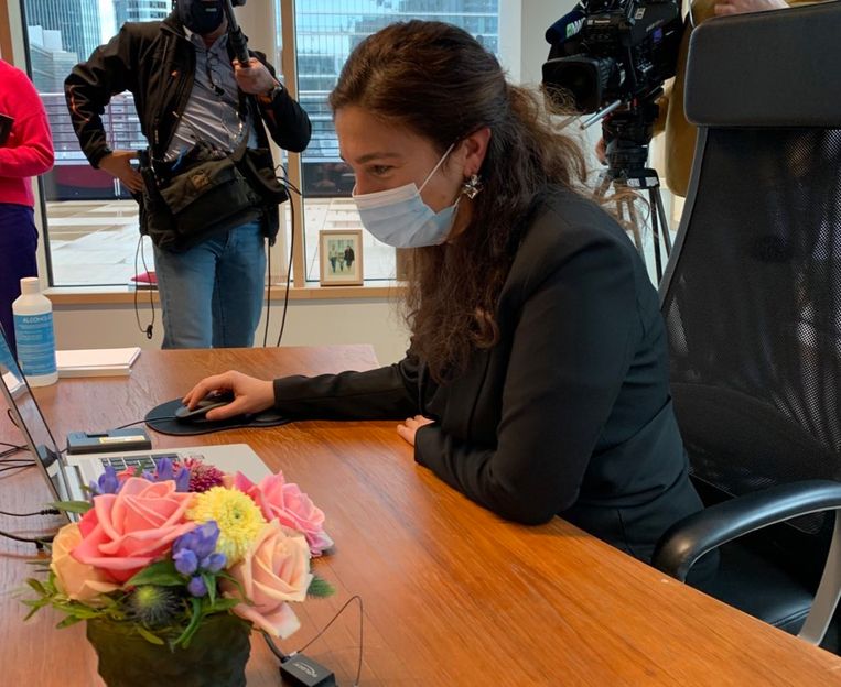 Na 24 jaar zet Vlaams minister voor Omgeving Zuhal Demir (N-VA) de (elektronische) handtekening onder de omgevingsvergunning voor de Oosterweelverbinding. Beeld Twitter Zuhal Demir