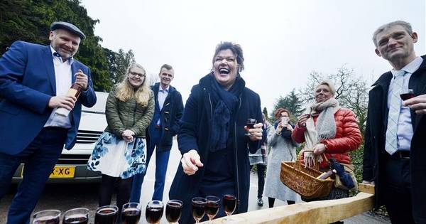 Video: Nieuwe burgemeester gaat meuten in Tubbergen - Tubantia