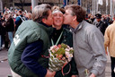 1998. Gerda Verburg loopt de marathon van Rotterdam uit. De vakbondsbestuurder van het CNV wordt gezoend door twee collega's van het CNV én kandidaat kamerleden, waaronder Cees van der Knaap. (rechts)
