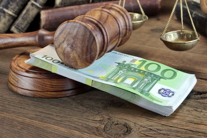 De frauderende ambtenaar heeft jarenlang op kosten van de gemeente onder meer auto’s, dure kleding, elektronica, keukenapparatuur, fietsen en bloemen gekocht.