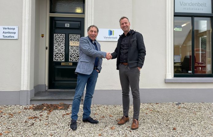 Gerard van den Belt (links) is blij met de warme overname van zijn makelaarskantoor in Twello door nieuwe eigenaar Guido Leerkes.