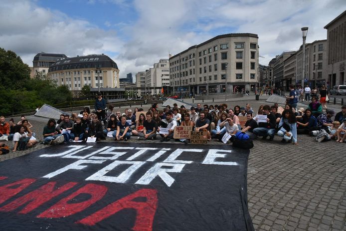 Op het Albertinaplein werd zaterdagmiddag actie gevoerd tegen klassenjustitie.