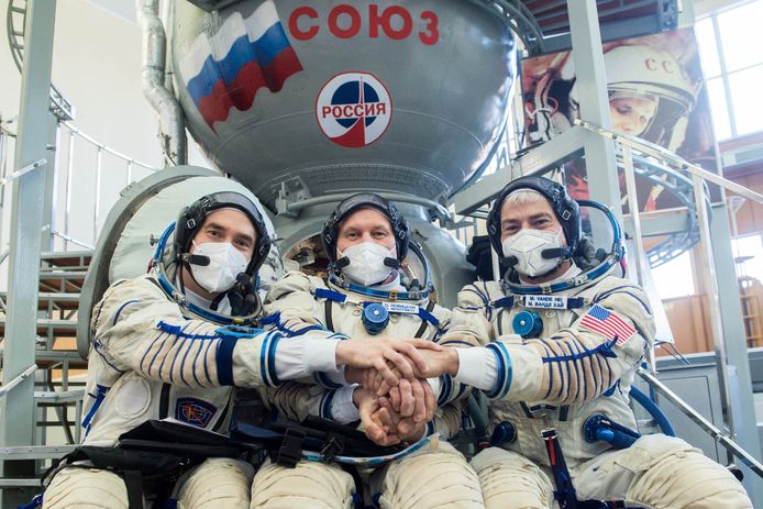 Kosmonauten Piotr Dubrov en Oleg Novitskiy, samen met astronaut Mark Vande Hei tijdens een trainingssessie op 20 maart vorig jaar in Rusland.