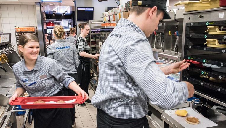 McDonalds gebruikt een nieuw systeem om voedselverspilling tegen te gaan Beeld Simon Lenskens 
