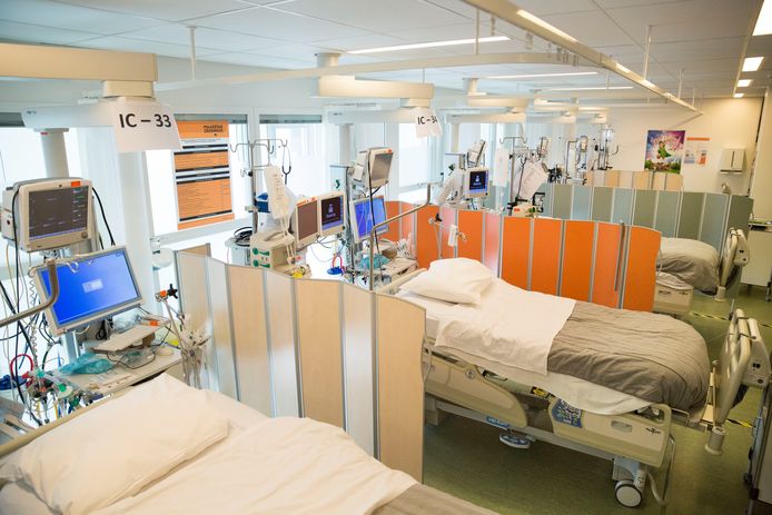 Ziekenhuisbedden blijven onbezet door problemen met de personeelsbezetting.