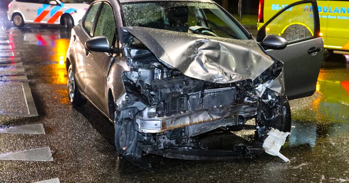 Auto in de kreukels en bestuurder gewond naar ziekenhuis: harde botsing op kruising Apeldoorn.