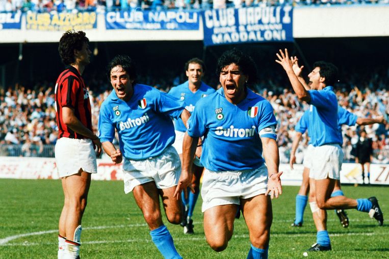Maradona in het San Paolo-stadion van Napoli. Beeld Getty Images