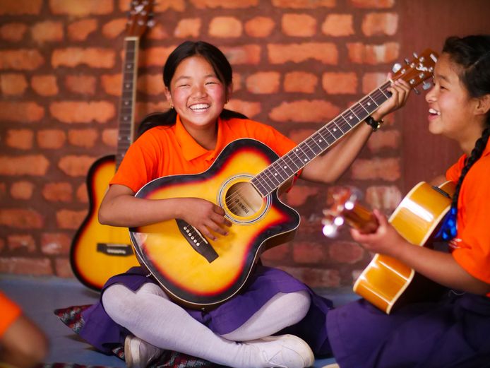 Kinderen in Nepal volgen muziekles dankzij de Tomorrowland Foundation.