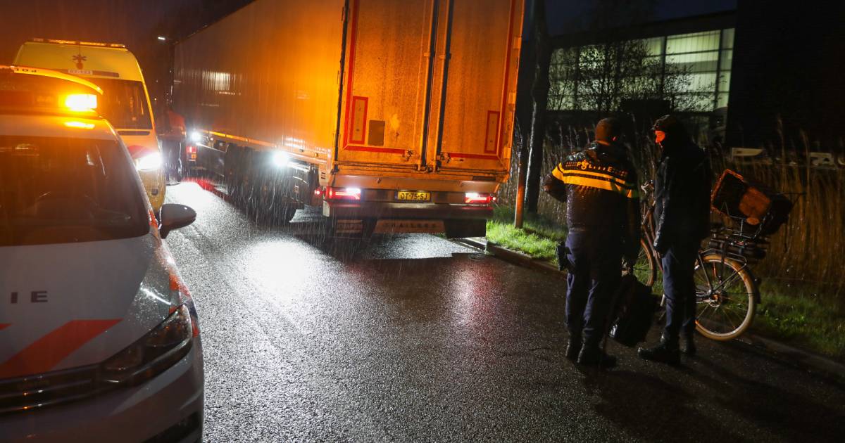 Jonge e-biker raakt gewond door harde botsing tegen stilstaande vrachtwagen in Ede.