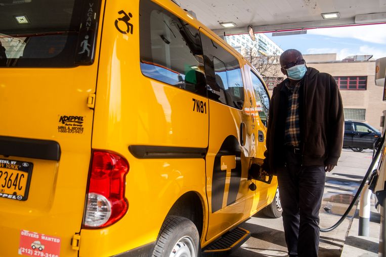 Een New Yorkse taxichauffeur kijkt met enige zorg naar de pomp, waarop een benzineprijs prijkt die bijna voor de helft hoger is dan vorig jaar. Beeld AP