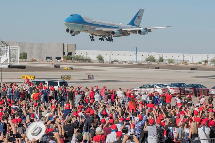 Het vliegtuig van Trump landt in Arizona.