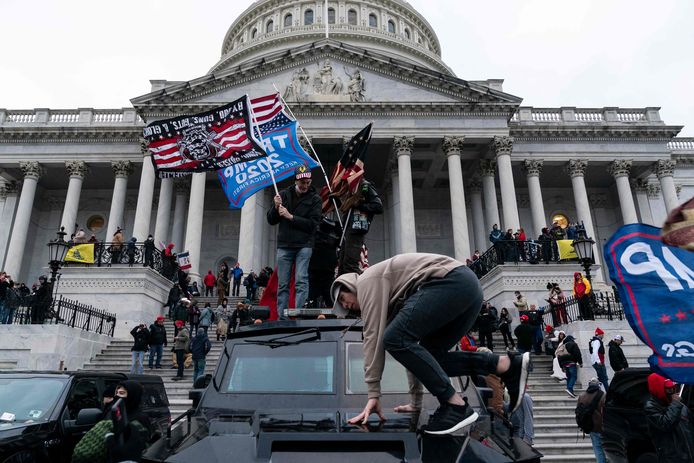 Duizenden mensen bestormden vorig jaar het Capitool na een opruiende toespraak van toenmalig president Trump, waarin die beweerde dat de verkiezingsuitslag vervalst was.