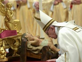 Paus veroordeelt “menselijke hebzucht en overdreven consumptiedrang” tijdens kerstnachtmis