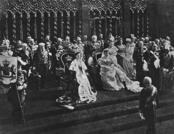 In de Amsterdamse Nieuwe Kerk legt de op 31 augustus meerderjarig geworden koningin Wilhelmina de eed op de Grondwet af en aanvaardt daarmee de regering.