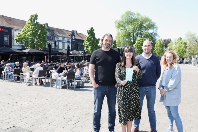 Schepen Dymfna Meynen (midden) lanceert namens de Stad Hasselt een gloednieuw kwaliteitslabel voor Hasseltse danscafés om een veiliger uitgaansklimaat te stimuleren.