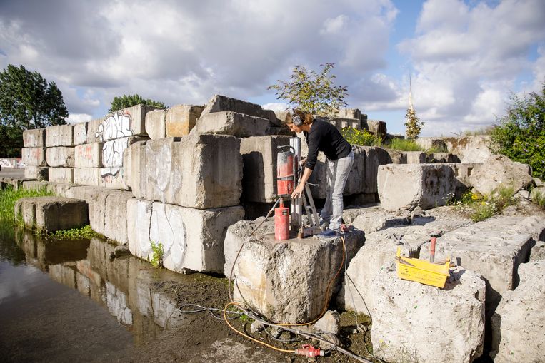 Esther Kokmeijer doet een boring in achtergebleven betonblokken. Beeld Aad Hoogendoorn