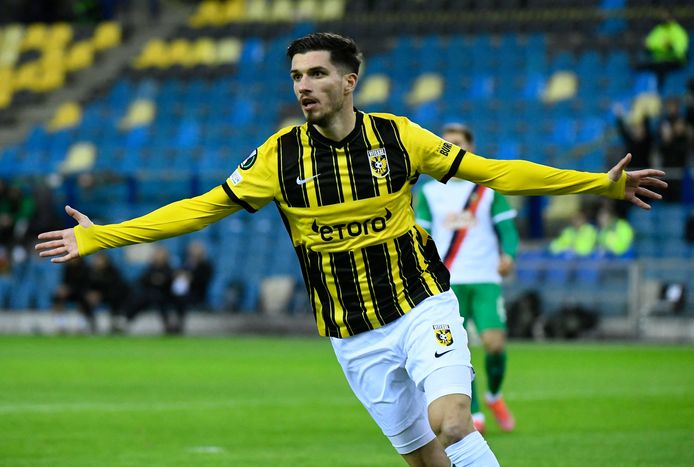 Adrian Grbic viert zijn goal.
