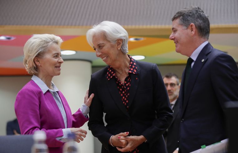ECB-directeur Christine Lagarde (midden) in overleg met voorzitter van de Europese Commissie Ursula von der Leyen (links) en de Ierse minister van Financiën Pachal Donohoe tijdens een EU-top in Brussel, juni dit jaar. Beeld ANP 
