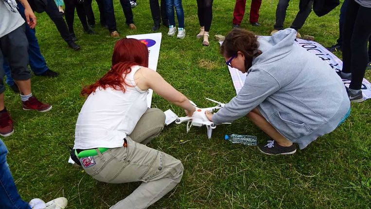 Vrouwen brengen in juni 2015 aan de rivier de Oder bij Frankfurt een drone in gereedheid die aan de andere kant van de rivier Poolse vrouwen voorziet van een abortuspil. Twee vrouwen slikten hem.  Beeld WoW