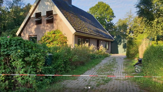 Vlak na het drama in Hengelo. Rechts tegen de haag ligt nog de scooter, waarvan de standaard diep in het lichaam drong van de aangereden Hengelose bewoonster.