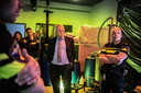 Minister Grapperhaus bij een nagebouwd drugslab van de politie.