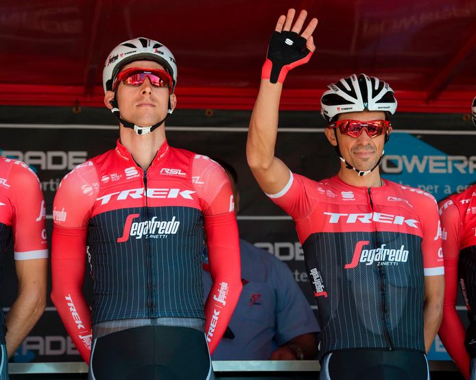 Bauke Mollema naast zijn kopman Alberto Contador.