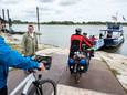 Het voetveer tussen Pannerden en Millingen wordt veel gebruikt door fietsers en wandelaars.
