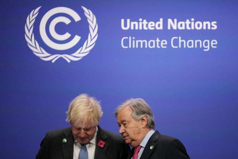 De Britse premier Boris Johnson (L) en VN-secretaris-generaal António Guterres op de klimaatconferentie in Glasgow. Beeld Getty Images