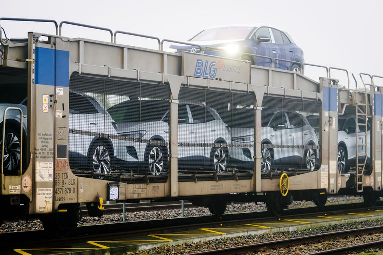 Aankomst van een railtransport van de nieuwe elektrische Volkswagen ID4. Beeld Hollandse Hoogte