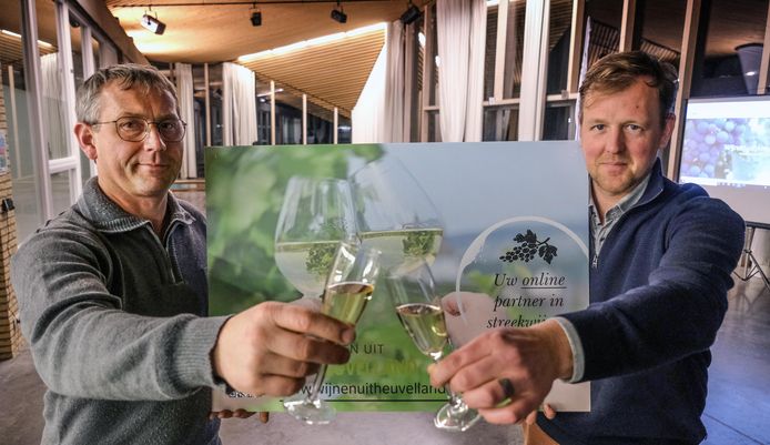 Schepen Bart Vanacker en initiatiefnemer Simon Riquiere willen Heuvellandse wijnen op de kaart zetten met de nieuwe webshop.