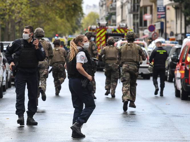 Twee journalisten gewond bij mesaanval vlakbij vroegere kantoor Charlie Hebdo: vijf bijkomende arrestaties