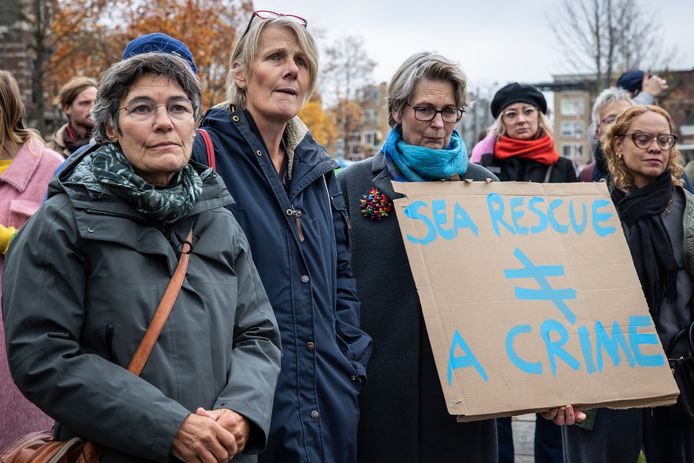 Liesbeth Bloemendal (tweede van links met bril op voorhoofd) tijdens de solidariteitsbijeenkomst in Amsterdam.
