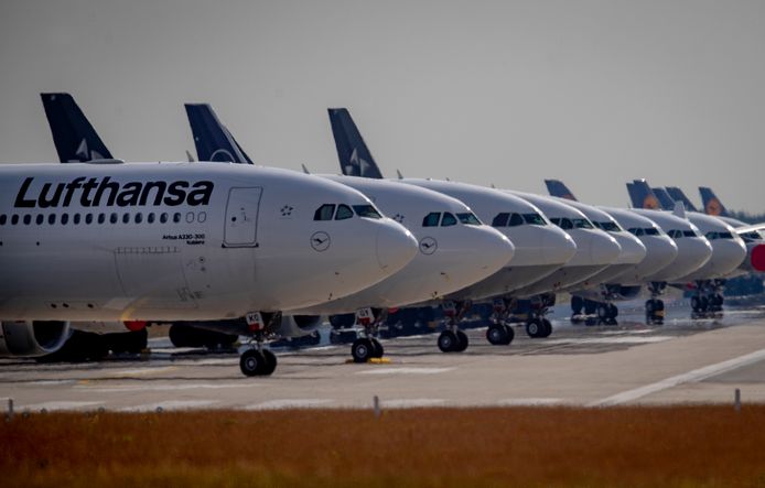 Lufthansa-vliegtuigen staan aan de grond in Frankfurt.