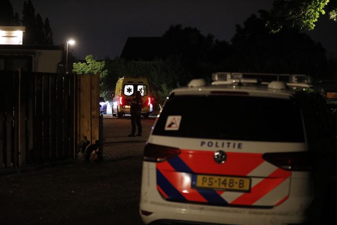 Politie, ambulance en traumaheli rukten uit voor het geweldsincident aan de Koopmansstraat in Oud Gastel.