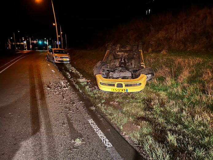 De auto die over de kop sloeg.