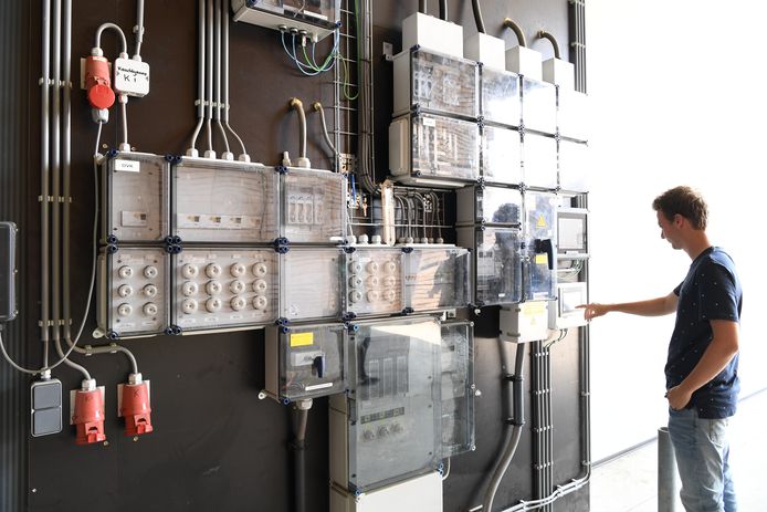 Joris van Geel in de nieuwe bedrijfshal in Lage Zwaluwe bij het 'dashboard' van hun volledig geautomatiseerde warmtebron-opslag.