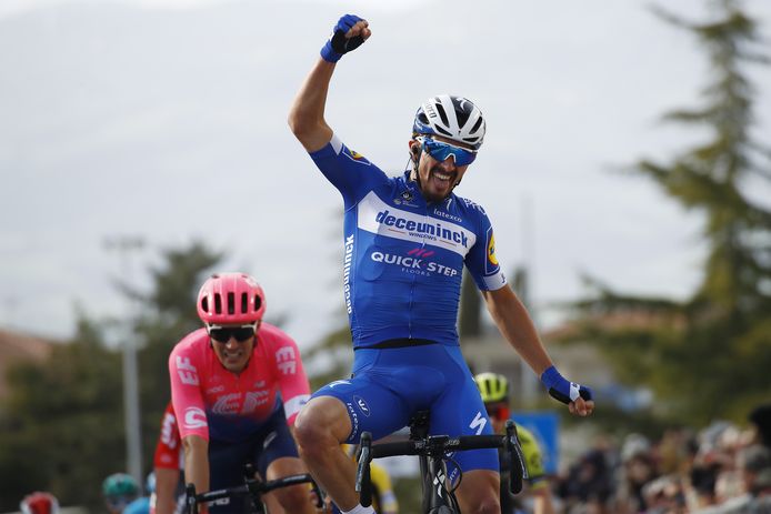 Julian Alaphilippe wint na Strade Bianche ook een rit in Tirreno-Adriatico.