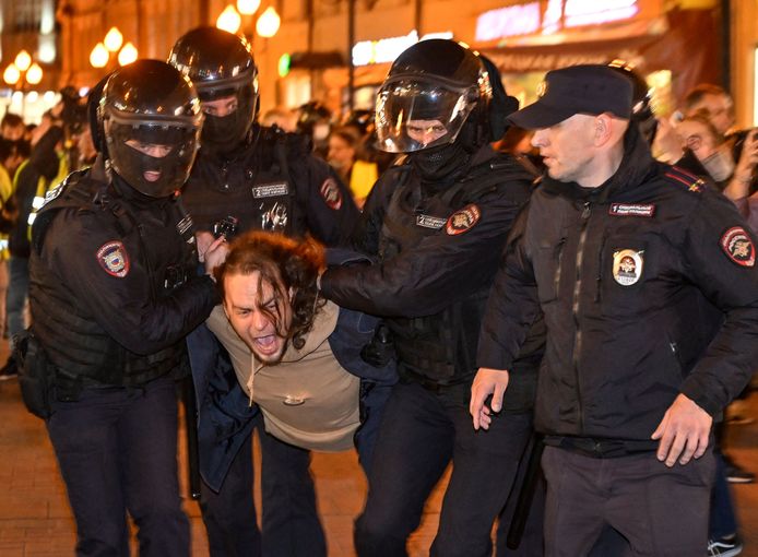 Een demonstrant wordt opgepakt in Moskou.