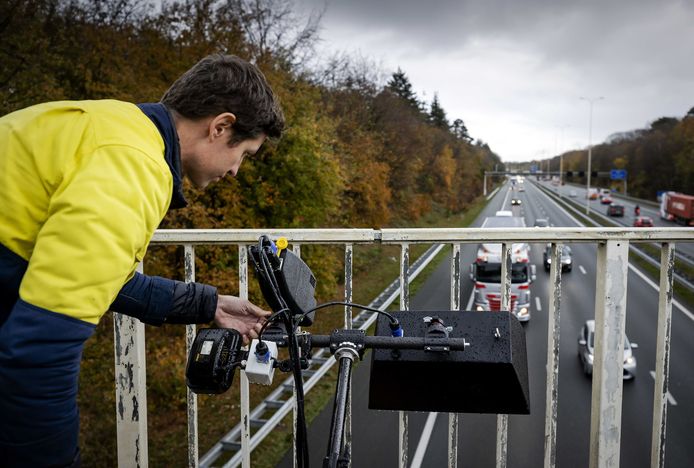 Slimme camera's staan opgesteld langs de A28. Automobilisten die een telefoon vasthouden worden door het systeem automatisch geregistreerd en gefotografeerd.
