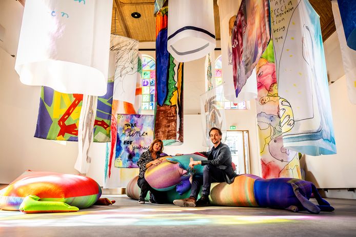 Kunstenaar Anouk Kruithof en artistiek directeur Boris Gunst in de vernieuwde Kunstkerk.