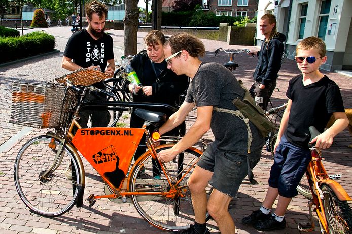 De fietsen vestigen de aandacht op de website van de actiegroep.