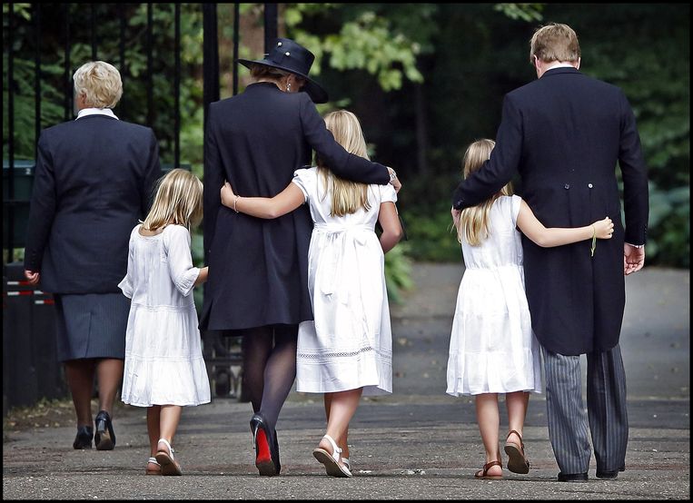 Een indrukwekkend familieplaatje bij de begrafenis van prins Friso. Amalia en haar zussen geven én zoeken steun, 2010.  Beeld ANP / Pim Ras