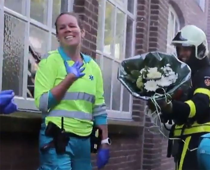 Brandweerman Sjoerd komt met bloemen uit een gebouw vol rook en vraagt zijn Ilona ten huwelijk.
