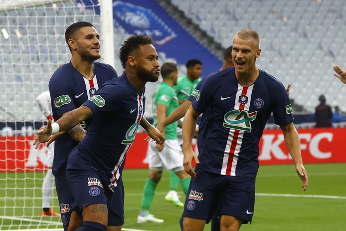 Mitchel Bakker viert feest met Mauro Icardi en Neymar, na de goal van laatstgenoemde in de Franse bekerfinale vorige week.