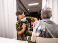 Het leger helpt mee met boosterprikken in het Arnhemse Papendal.