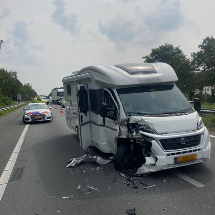 Flinke schade aan camper na ongeluk op de A4 bij Bergen op Zoom